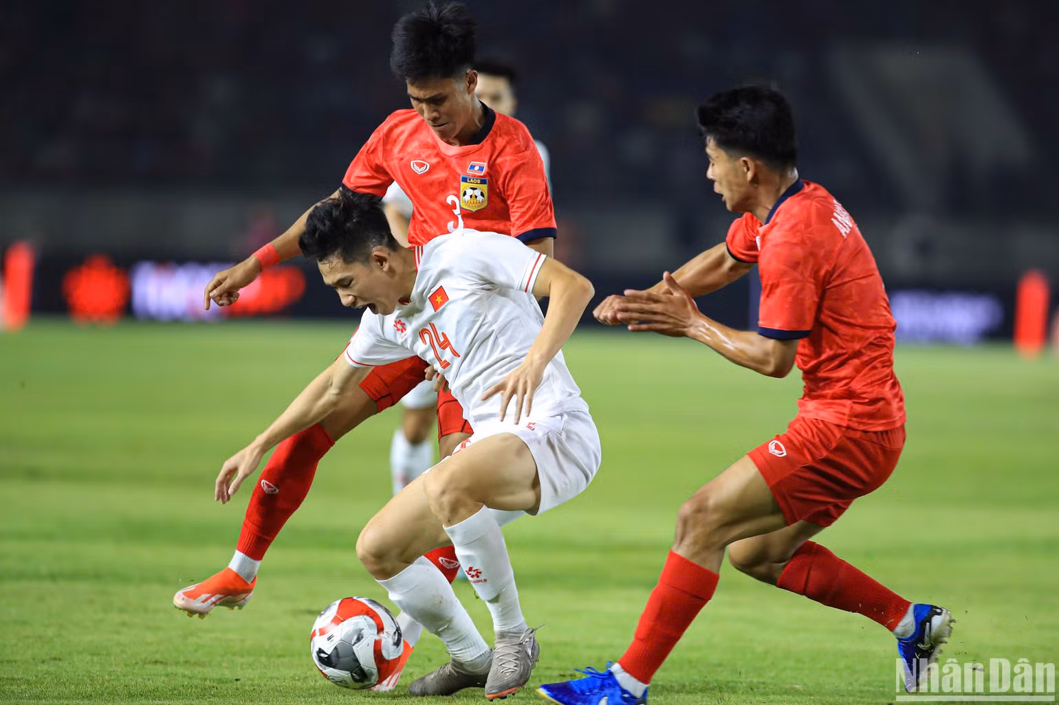 Các cầu thủ Lào ngăn chặn Hai Long tấn công. (Ảnh: HÀ AN) Các cầu thủ Lào ngăn chặn Hai Long tấn công. (Ảnh: HÀ AN)