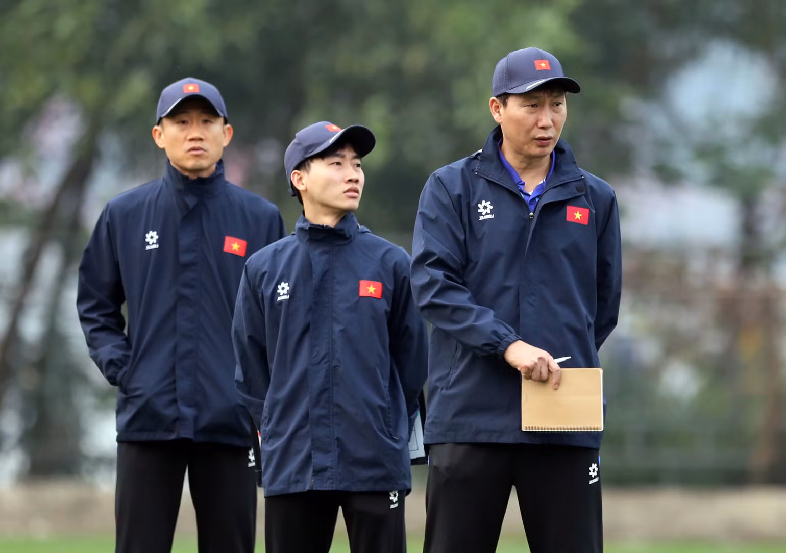 Ban huấn luyện đội tuyển Việt Nam theo sát các tuyển thủ.