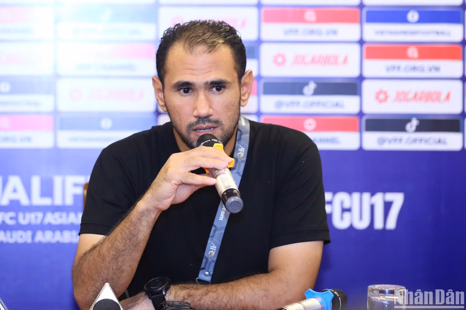 Huấn luyện viên trưởng của U17 Yemen - ông Samer Saleh chia sẻ tại buổi họp báo. Huấn luyện viên trưởng của U17 Yemen - ông Samer Saleh chia sẻ tại buổi họp báo.