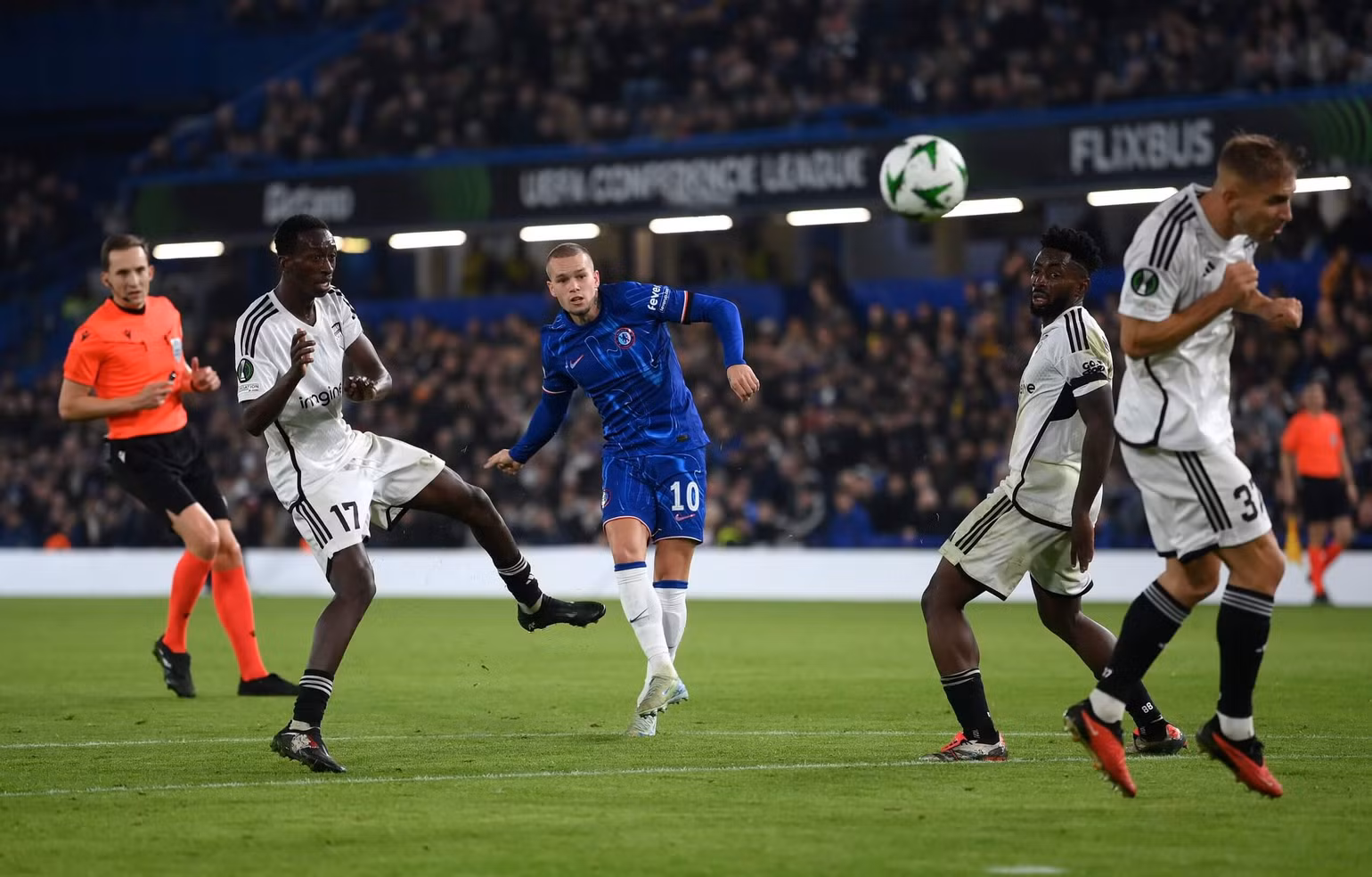 Mudryk ghi bàn cho Chelsea. (Ảnh: Getty)