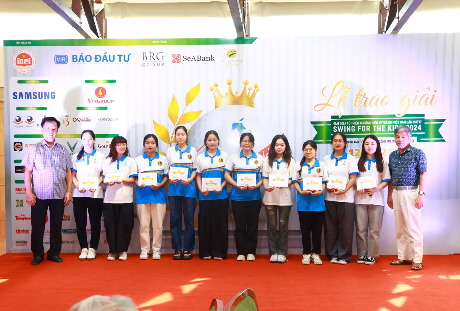 Ban tổ chức trao học bổng cho các học sinh, sinh viên.