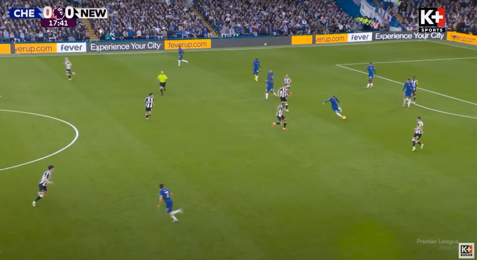 Palmer chuyền bóng xuyên tuyến cho Neto giúp Chelsea mở tỉ số. Ảnh: (K+Sports)