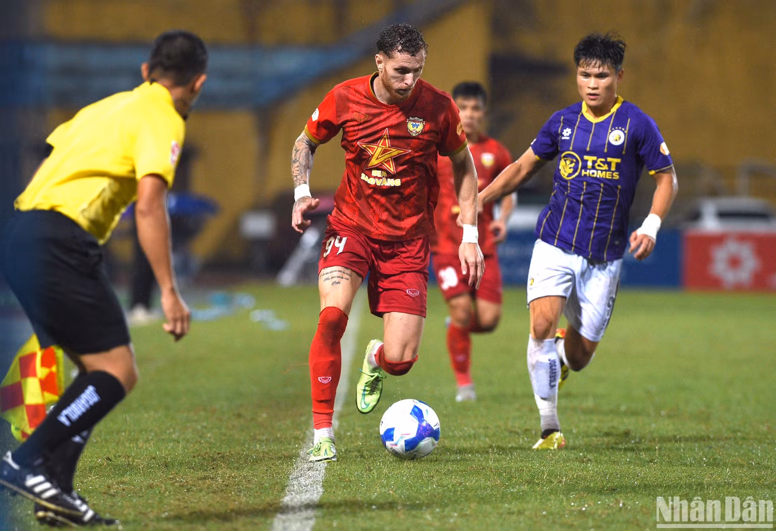 Hà Nội và Hồng Lĩnh Hà Tĩnh chưa thể bứt phát trên bảng xếp hạng V-League khi cùng giành được 1 điểm. (Ảnh: TRẦN HẢI) Hà Nội và Hồng Lĩnh Hà Tĩnh chưa thể bứt phát trên bảng xếp hạng V-League khi cùng giành được 1 điểm. (Ảnh: TRẦN HẢI)