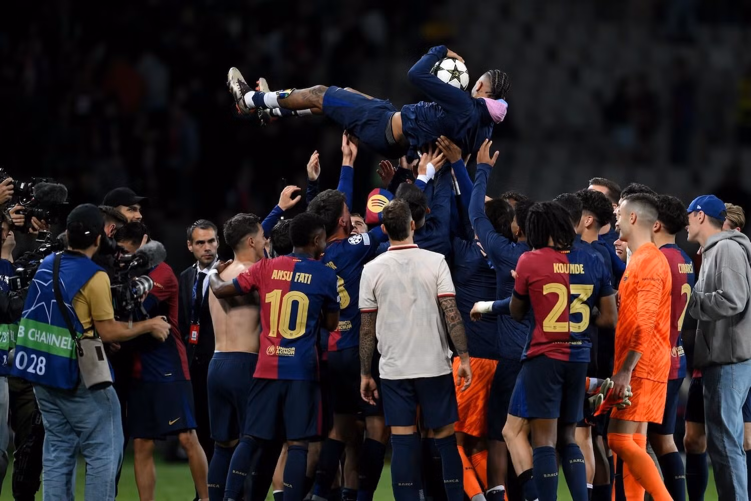 Raphinha được đồng đội tung hô sau cú hat-trick ở Champions League. (Ảnh: Getty) Raphinha được đồng đội tung hô sau cú hat-trick ở Champions League. (Ảnh: Getty)