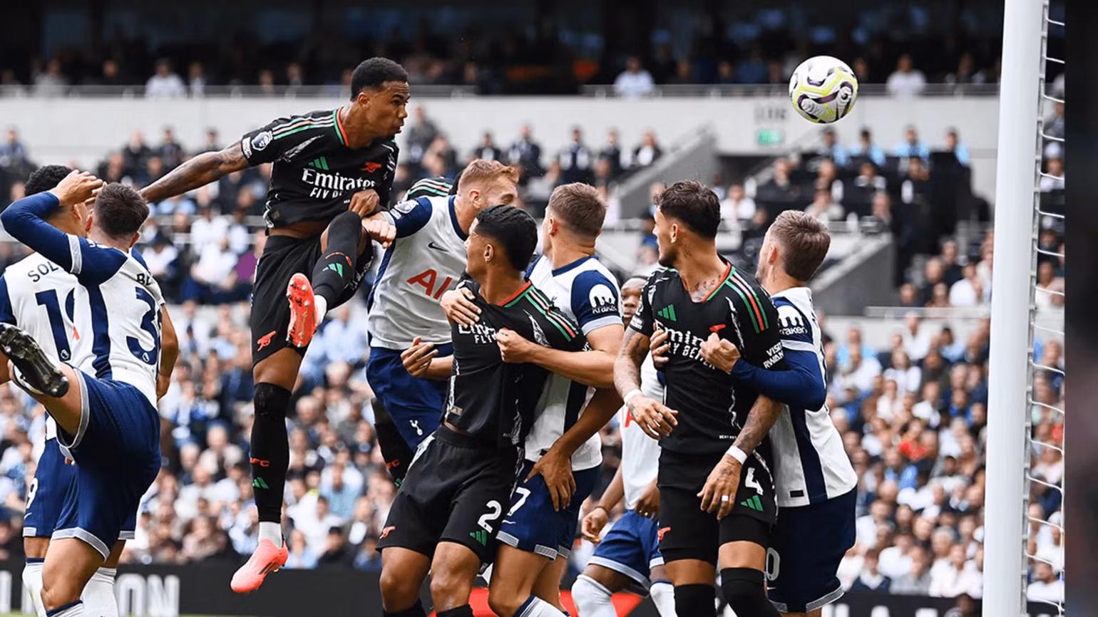 Gabriel ghi bàn trong sự ngỡ ngàng của các cầu thủ Spurs. (Ảnh: Getty) Gabriel ghi bàn trong sự ngỡ ngàng của các cầu thủ Spurs. (Ảnh: Getty)