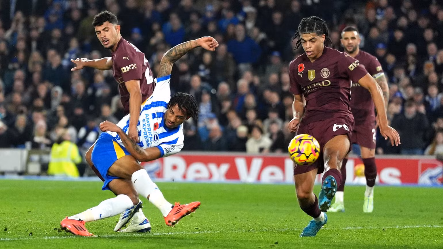 Joao Pedro mang về ba điểm quý giá cho Brighton. (Ảnh: TheSun)