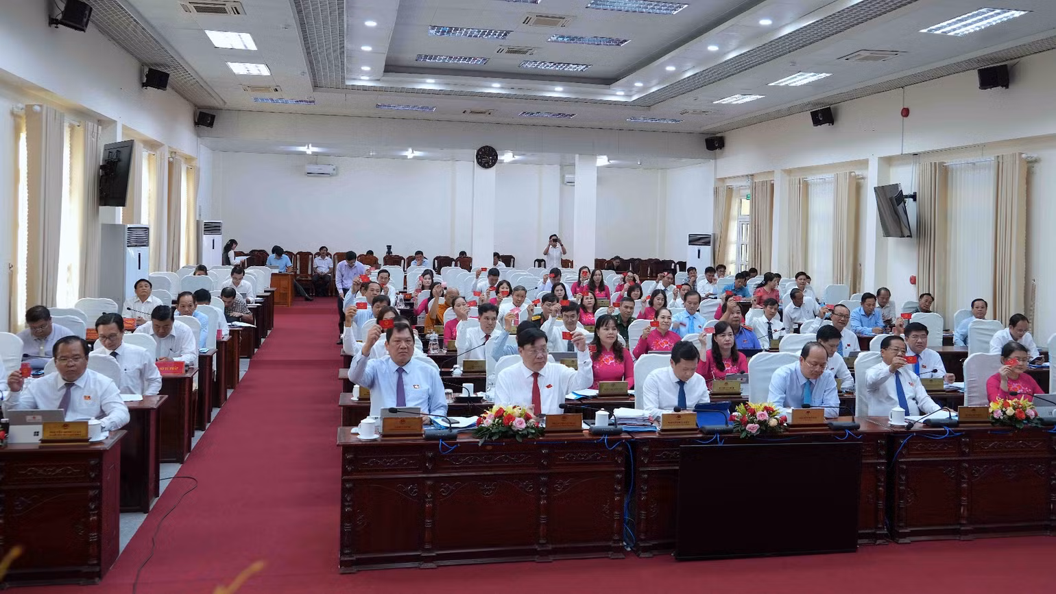 Đại biểu Hội đồng nhân dân tỉnh Cà Mau biểu quyết thông qua các Nghị quyết tại kỳ họp. Đại biểu Hội đồng nhân dân tỉnh Cà Mau biểu quyết thông qua các Nghị quyết tại kỳ họp.