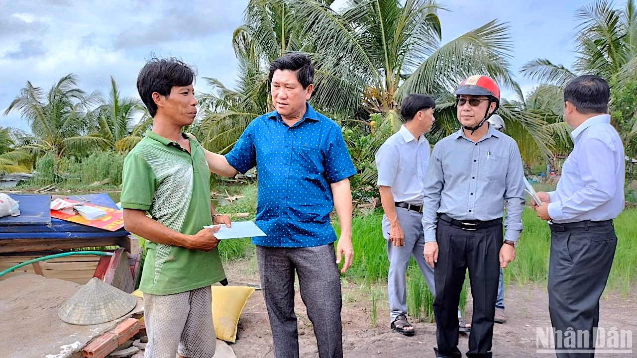 Phó Chủ tịch Ủy ban nhân dân tỉnh Cà Mau Lê Văn Sử (áo xanh) thăm hỏi, trao hỗ trợ cho hộ dân huyện U Minh có nhà bị thiệt hại do thiên tai. Phó Chủ tịch Ủy ban nhân dân tỉnh Cà Mau Lê Văn Sử (áo xanh) thăm hỏi, trao hỗ trợ cho hộ dân huyện U Minh có nhà bị thiệt hại do thiên tai.