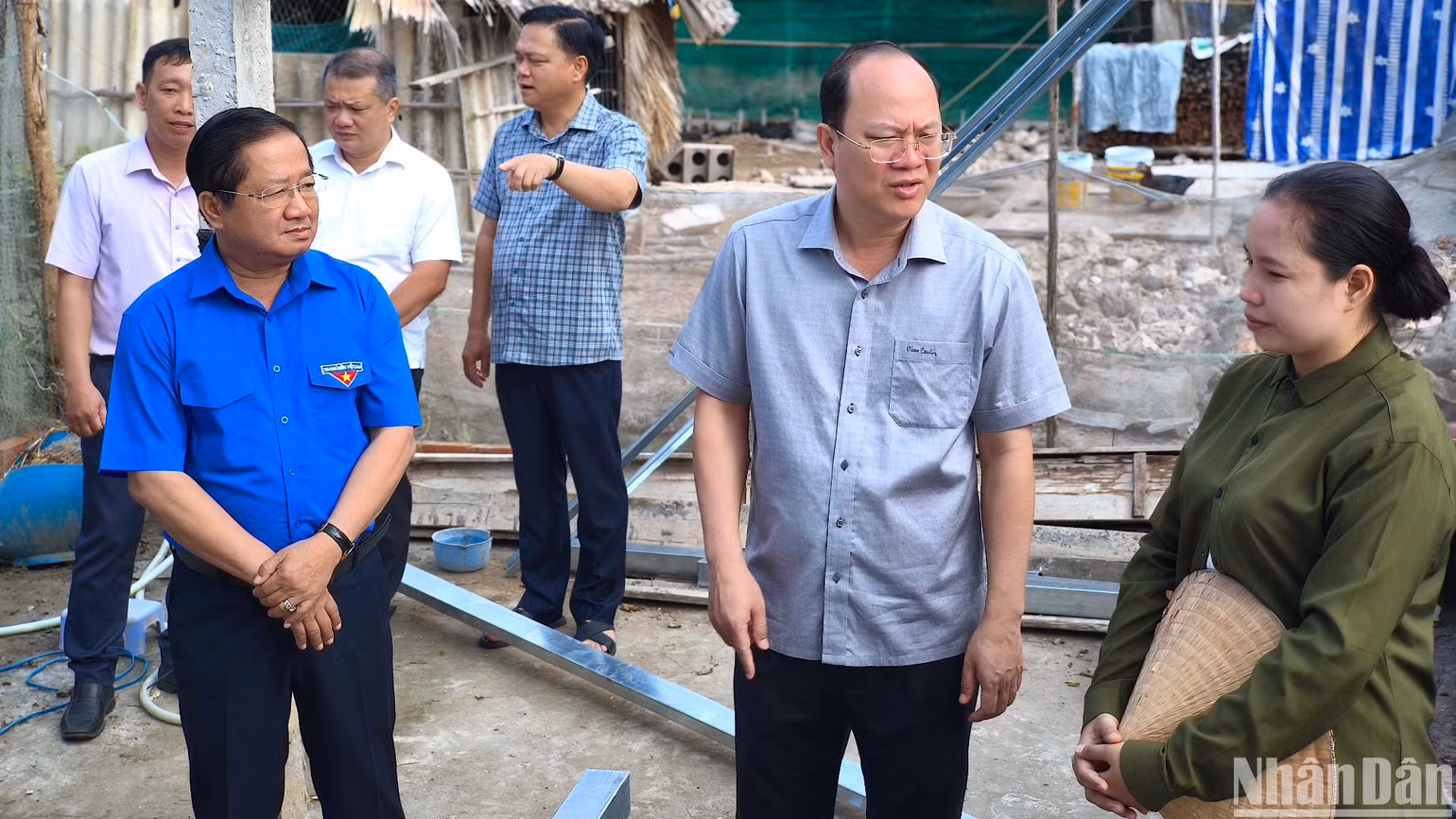 Bí thư Tỉnh ủy Cà Mau Nguyễn Hồ Hải kiểm tra tiến độ xóa nhà tạm, nhà dột nát trên địa bàn thành phố Cà Mau. Bí thư Tỉnh ủy Cà Mau Nguyễn Hồ Hải kiểm tra tiến độ xóa nhà tạm, nhà dột nát trên địa bàn thành phố Cà Mau.