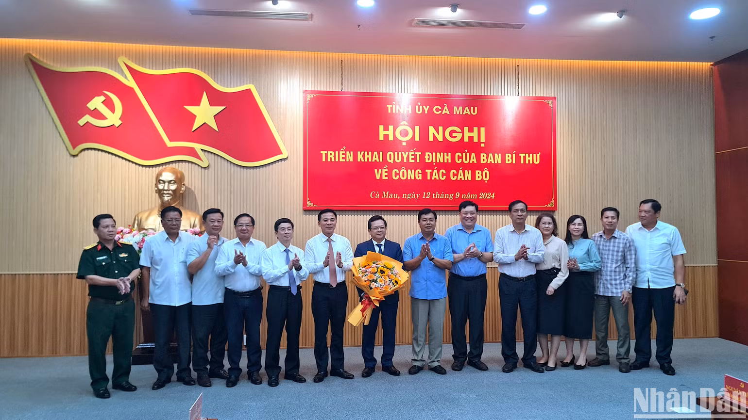 Tân Phó Bí thư Tỉnh ủy Cà Mau Nguyễn Đức Hiển (cầm hoa) chụp hình lưu niệm với lãnh đạo Ban Tổ chức Trung ương và Ban Thường vụ Tỉnh ủy Cà Mau. Tân Phó Bí thư Tỉnh ủy Cà Mau Nguyễn Đức Hiển (cầm hoa) chụp hình lưu niệm với lãnh đạo Ban Tổ chức Trung ương và Ban Thường vụ Tỉnh ủy Cà Mau.