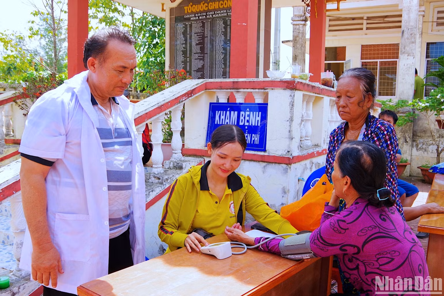 Các đơn vị đồng hành khám bệnh, cấp thuốc miễn phí cho người dân trên địa bàn vùng ven biển xã Khánh Tiến, huyện U Minh, tỉnh Cà Mau.