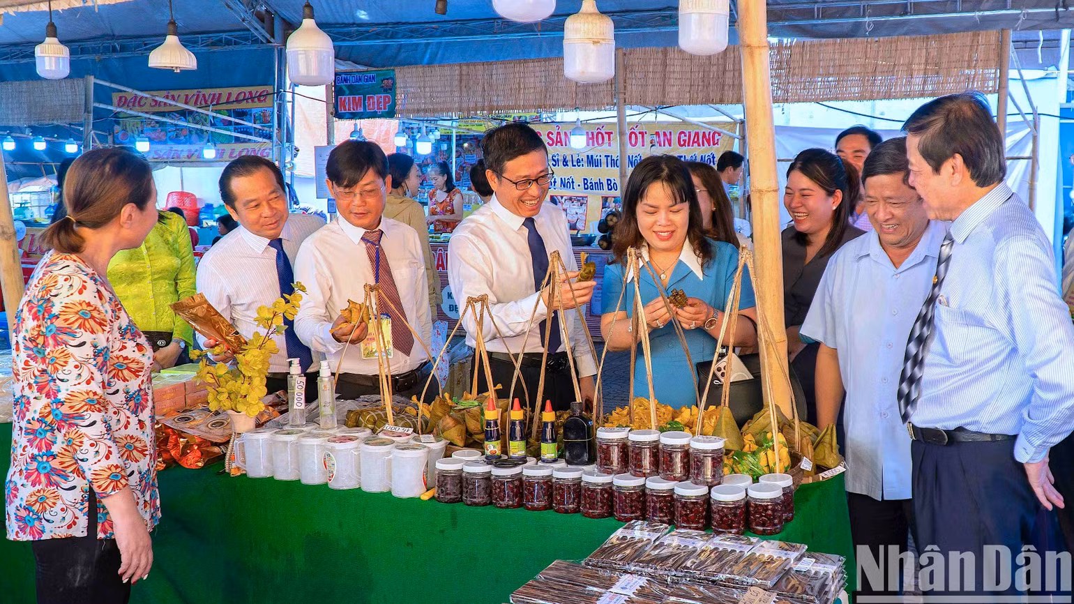 Du khách tham quan Ngày hội Bánh dân gian ở Cà Mau có cơ hội thưởng thức miễn phí bởi mỗi ngày có đến 650 suất bánh gửi tặng khách tham quan.