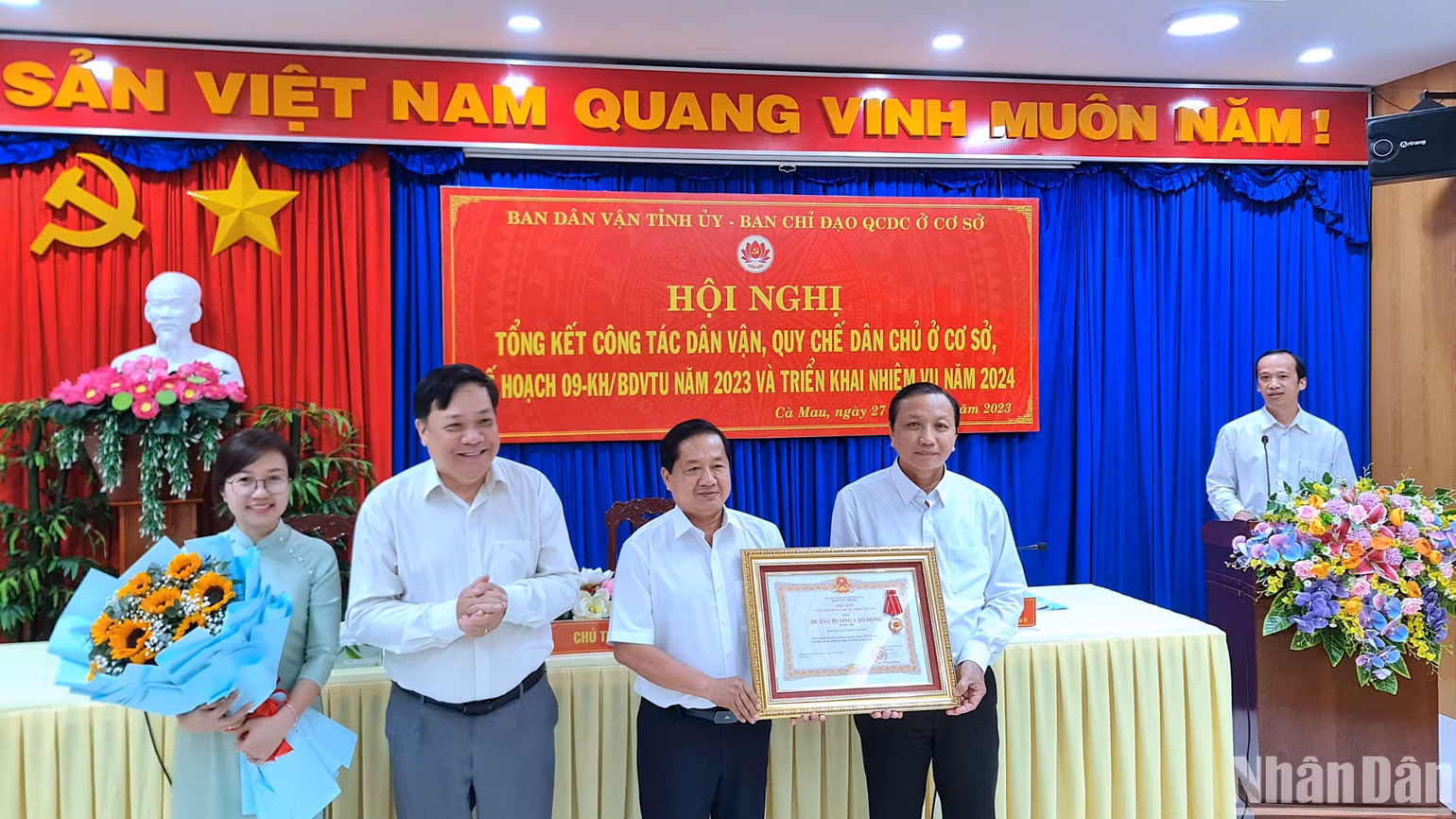Phó Bí thư Thường trực Tỉnh ủy Cà Mau Phạm Thành Ngại (thứ 2 từ trái qua) trao Huân chương Lao động hạng Nhì của Chủ tịch nước cho tập thể Ban Dân vận Tỉnh ủy Cà Mau. Phó Bí thư Thường trực Tỉnh ủy Cà Mau Phạm Thành Ngại (thứ 2 từ trái qua) trao Huân chương Lao động hạng Nhì của Chủ tịch nước cho tập thể Ban Dân vận Tỉnh ủy Cà Mau.
