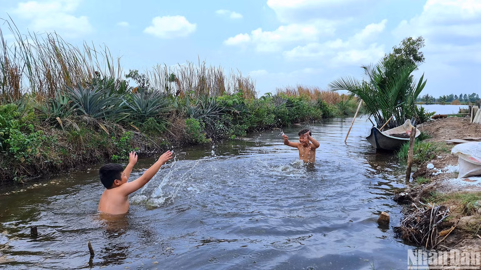 Nhiều nơi vùng nông thôn Cà Mau, trẻ em phải tắm dưới kênh, mương nước mặn để tiết kiệm nước ngọt sử dụng cho mục đích thiết thực khác. Nhiều nơi vùng nông thôn Cà Mau, trẻ em phải tắm dưới kênh, mương nước mặn để tiết kiệm nước ngọt sử dụng cho mục đích thiết thực khác.