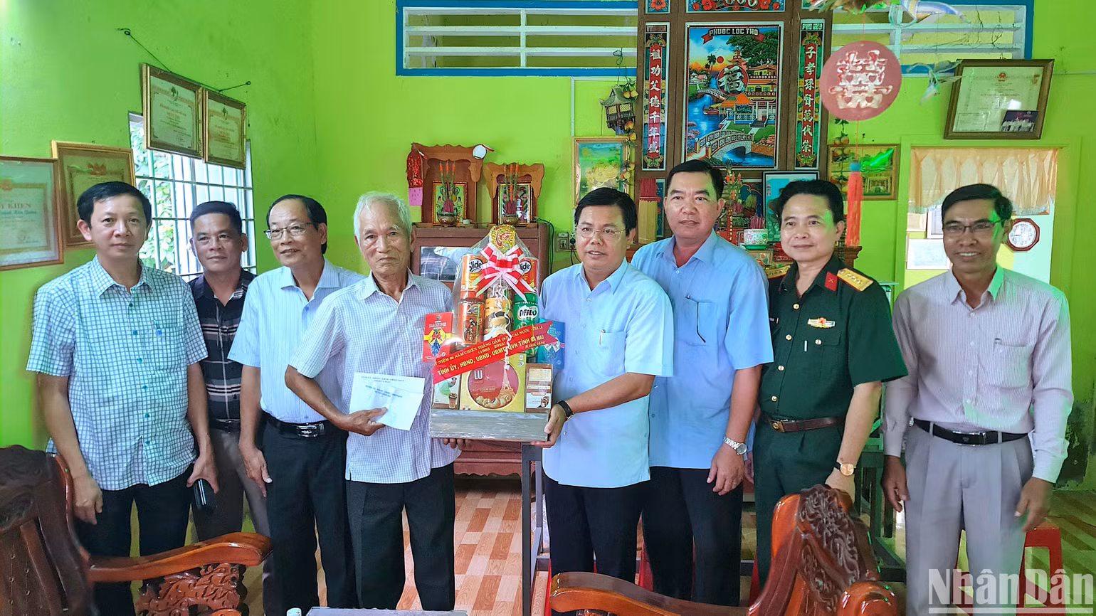 Bí thư Tỉnh ủy và đoàn cán bộ tỉnh Cà Mau tặng quà ông Huỳnh Hữu Quảng, thương binh 4/4, ở ấp Tân Long B, xã Tân Dân. Bí thư Tỉnh ủy và đoàn cán bộ tỉnh Cà Mau tặng quà ông Huỳnh Hữu Quảng, thương binh 4/4, ở ấp Tân Long B, xã Tân Dân.