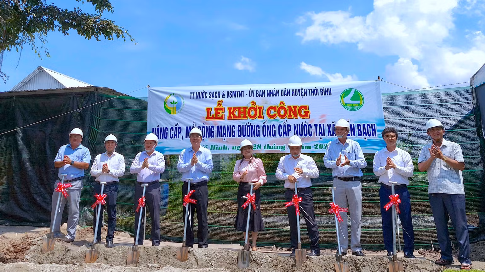 Lãnh đạo Tỉnh ủy, Ủy ban nhân dân tỉnh Cà Mau và chính quyền địa phương thực hiện nghi thức khởi công công trình nâng cấp, mở rộng đường ống cấp nước tại xã Biển Bạch.