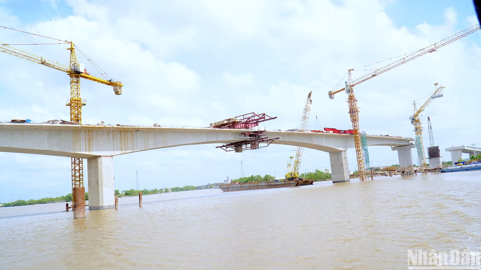 Cầu Gành Hào bắt ngang sông Gành Hào nối liền vùng giáp ranh tỉnh Cà Mau và Bạc Liêu đang gấp rút hoàn thành những công đoạn sau cùng.