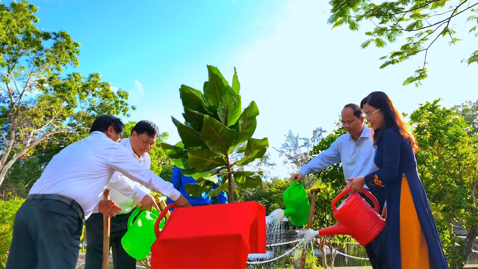 Thường trực Tỉnh ủy Cà Mau trồng cây lưu niệm trong khuôn viên Khu tưởng niệm Chủ tịch Hồ Chí Minh. Thường trực Tỉnh ủy Cà Mau trồng cây lưu niệm trong khuôn viên Khu tưởng niệm Chủ tịch Hồ Chí Minh.