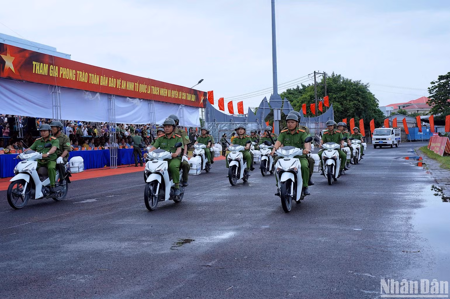 Lực lượng an ninh trật tự ở cơ sở tại Cà Mau diễu hành trước lễ ra mắt. Lực lượng an ninh trật tự ở cơ sở tại Cà Mau diễu hành trước lễ ra mắt.