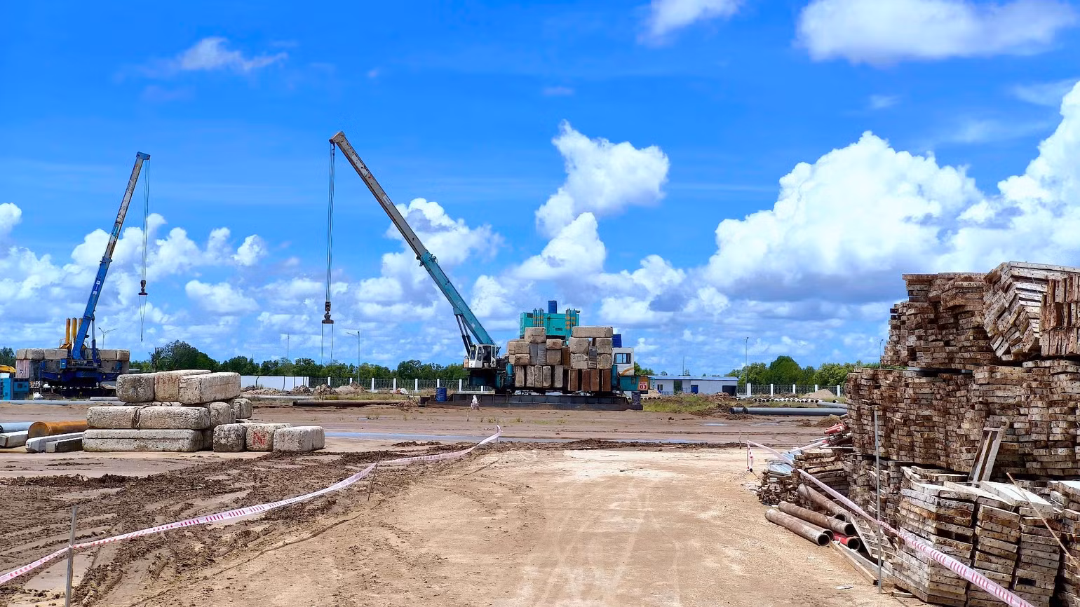 Một góc công trường thi công Bệnh viện đa khoa Cà Mau quy mô 1.200 giường vào trưa 16/5. Một góc công trường thi công Bệnh viện đa khoa Cà Mau quy mô 1.200 giường vào trưa 16/5.