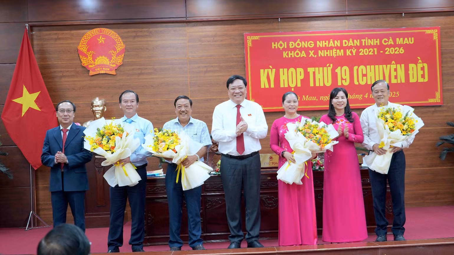 Chủ tịch Ủy ban nhân dân tỉnh Cà Mau Phạm Thành Ngại (giữa) cùng lãnh đạo Hội đồng nhân dân tỉnh tặng hoa chúc mừng bà Nguyễn Thu Tư (thứ ba từ phải sang) được bầu bổ sung Ủy viên Ủy ban nhân dân tỉnh và các đồng chí được miễn nhiệm Ủy viên Ủy ban nhân dân tỉnh. Chủ tịch Ủy ban nhân dân tỉnh Cà Mau Phạm Thành Ngại (giữa) cùng lãnh đạo Hội đồng nhân dân tỉnh tặng hoa chúc mừng bà Nguyễn Thu Tư (thứ ba từ phải sang) được bầu bổ sung Ủy viên Ủy ban nhân dân tỉnh và các đồng chí được miễn nhiệm Ủy viên Ủy ban nhân dân tỉnh.