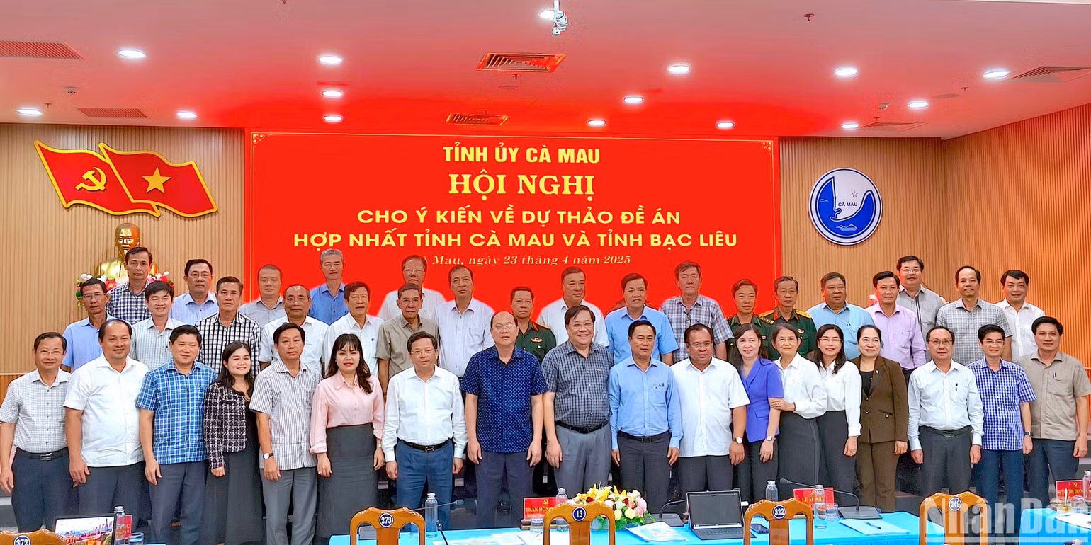 Ban Chấp hành Đảng bộ tỉnh Cà Mau chụp hình lưu niệm sau khi thông qua Nghị quyết thống nhất đề án hợp nhất Cà Mau và tỉnh Bạc Liêu thành tỉnh Cà Mau.