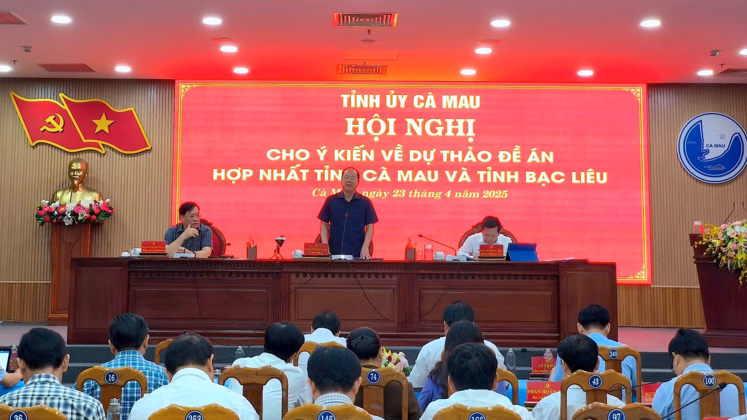 Bí thư Tỉnh ủy Cà Mau Nguyễn Hồ Hải (đứng) phát biểu giao nhiệm vụ tại hội nghị.