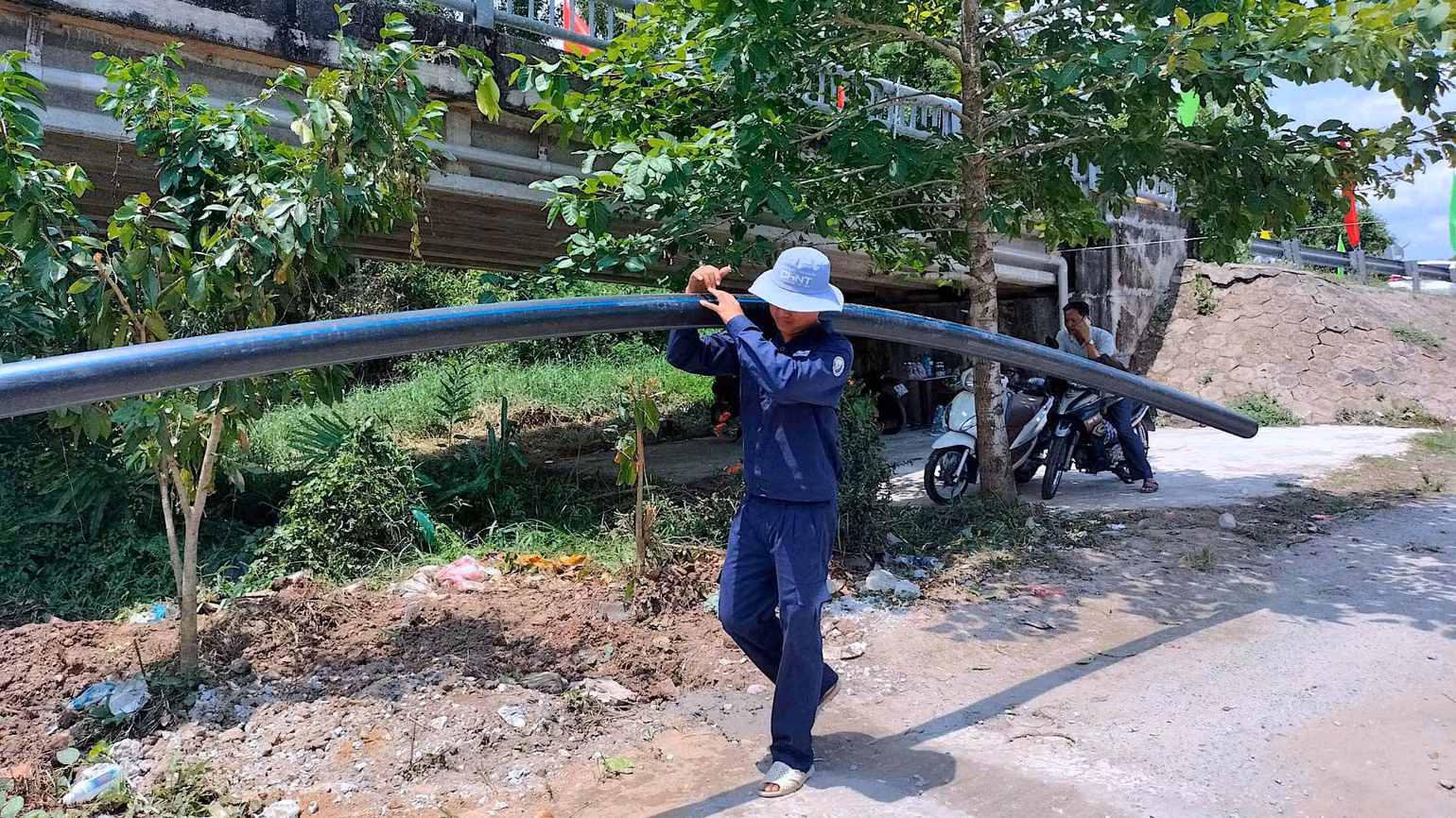 Thi công mở rộng tuyến ống dẫn nước ngay sau lễ khởi công trên địa bàn xã Biển Bạch.