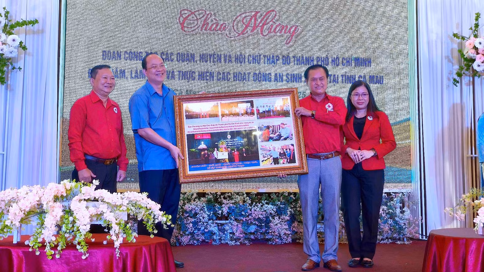 Bí thư Tỉnh ủy Cà Mau Nguyễn Hồ Hải (áo xanh) tiếp nhận quà tặng danh dự trao tặng từ đơn vị Thành phố Hồ Chí Minh.