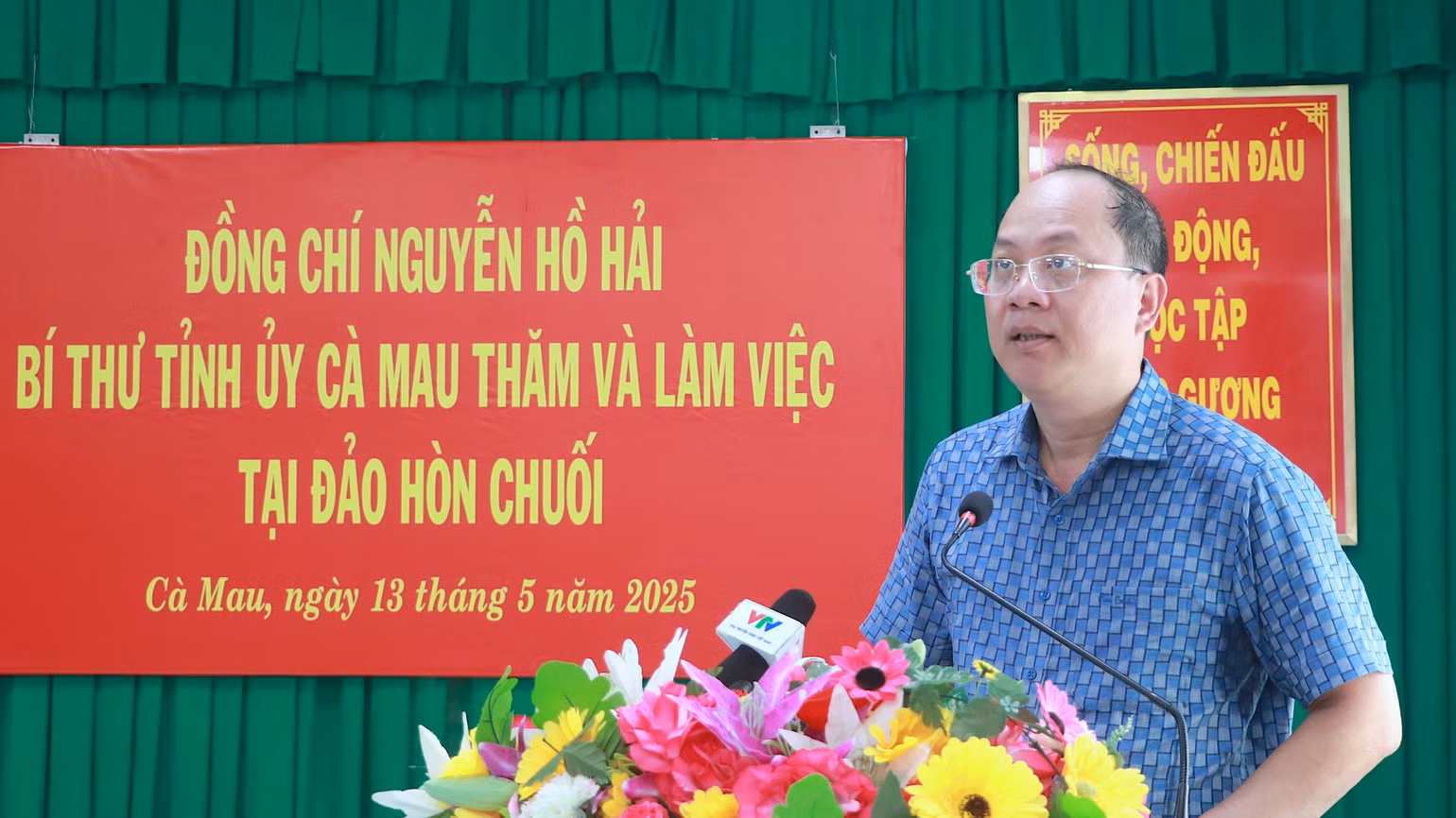 Bí thư Tỉnh ủy Cà Mau Nguyễn Hồ Hải phát biểu khi đến thăm và làm việc trên cụm đảo Hòn Chuối ngày 13/5. Bí thư Tỉnh ủy Cà Mau Nguyễn Hồ Hải phát biểu khi đến thăm và làm việc trên cụm đảo Hòn Chuối ngày 13/5.