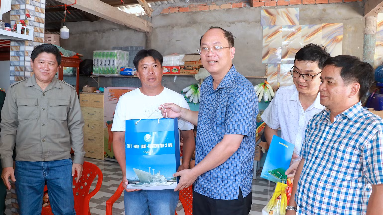 Bí thư Tỉnh ủy Cà Mau Nguyễn Hồ Hải (giữa) tặng quà cho người dân trên cụm đảo Hòn Chuối. Bí thư Tỉnh ủy Cà Mau Nguyễn Hồ Hải (giữa) tặng quà cho người dân trên cụm đảo Hòn Chuối.