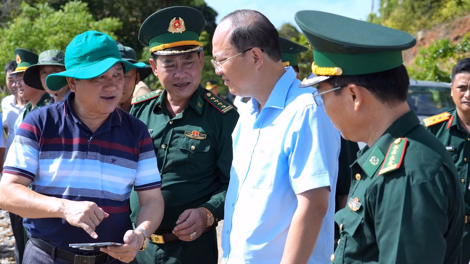 Bí thư Tỉnh ủy Cà Mau Nguyễn Hồ Hải (thứ 2 từ phải qua) cùng các thành viên trong đoàn công tác khảo sát thực tế trên Cụm đảo Hòn Khoai vào sáng 14/5. Bí thư Tỉnh ủy Cà Mau Nguyễn Hồ Hải (thứ 2 từ phải qua) cùng các thành viên trong đoàn công tác khảo sát thực tế trên Cụm đảo Hòn Khoai vào sáng 14/5.