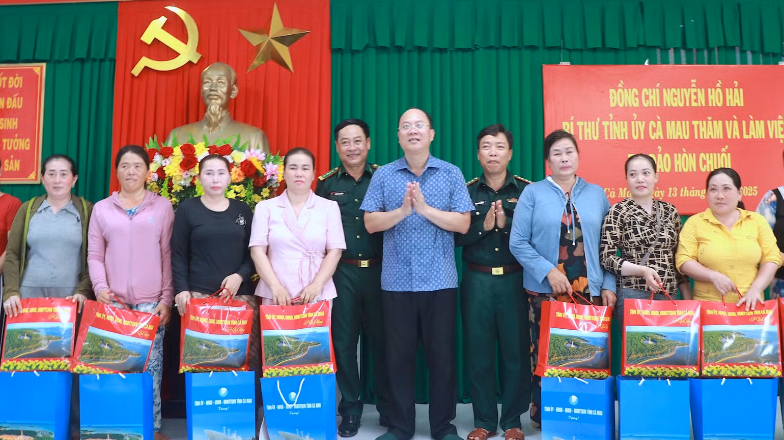 Bí thư Tỉnh ủy Cà Mau Nguyễn Hồ Hải (giữa) tặng quà cho người dân trên cụm đảo Hòn Chuối. Bí thư Tỉnh ủy Cà Mau Nguyễn Hồ Hải (giữa) tặng quà cho người dân trên cụm đảo Hòn Chuối.