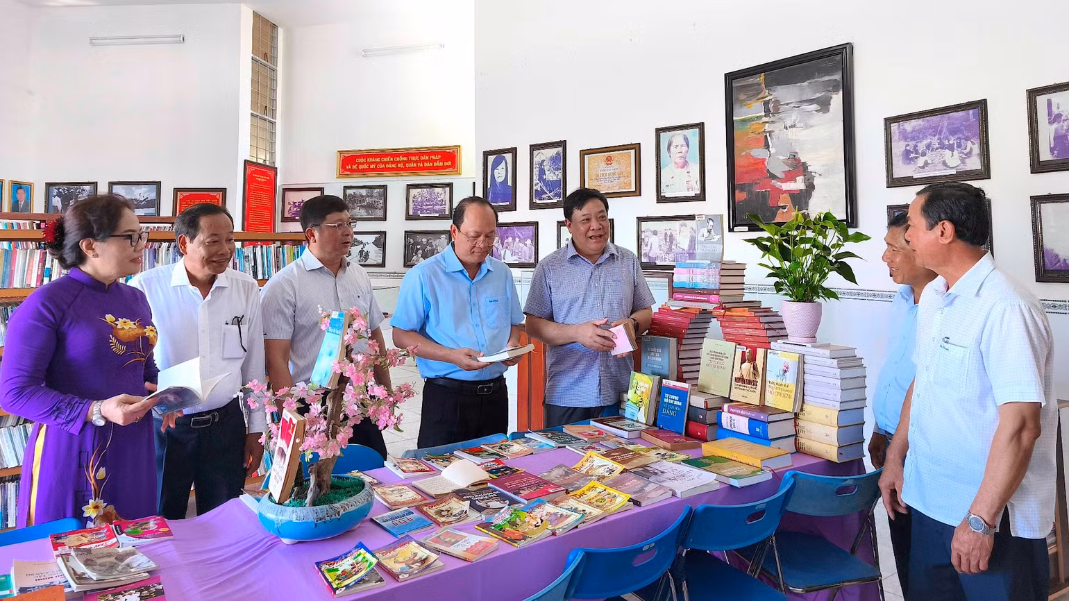 Lãnh đạo tỉnh Cà Mau và huyện Đầm Dơi tham quan không gian trưng bày tư liệu lịch sử tại Nhà truyền thống Đầm Dơi.