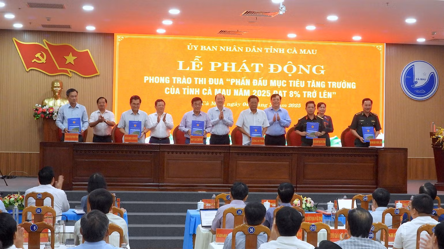 Các đơn vị trên địa bàn tỉnh Cà Mau ký kết cam kết thi đua năm 2025 trước sự chứng kiến của lãnh đạo tỉnh Cà Mau. Các đơn vị trên địa bàn tỉnh Cà Mau ký kết cam kết thi đua năm 2025 trước sự chứng kiến của lãnh đạo tỉnh Cà Mau.