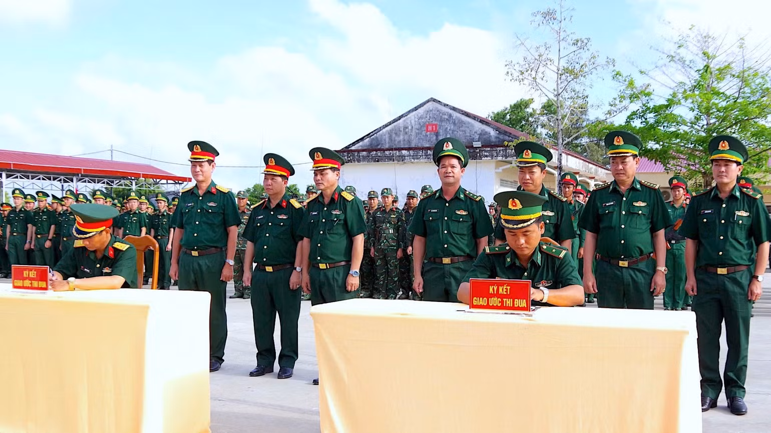 Các khối thi đua của Bộ Chỉ huy Quân sự và Bộ Chỉ huy Bộ đội Biên phòng tỉnh Cà Mau ký kết giao ước thi đua năm 2025.