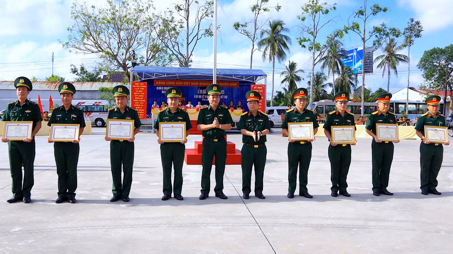 Trao khen thưởng cho các đơn vị đạt danh hiệu đơn vị vững mạnh toàn diện, mẫu mực tiêu biểu năm 2024.