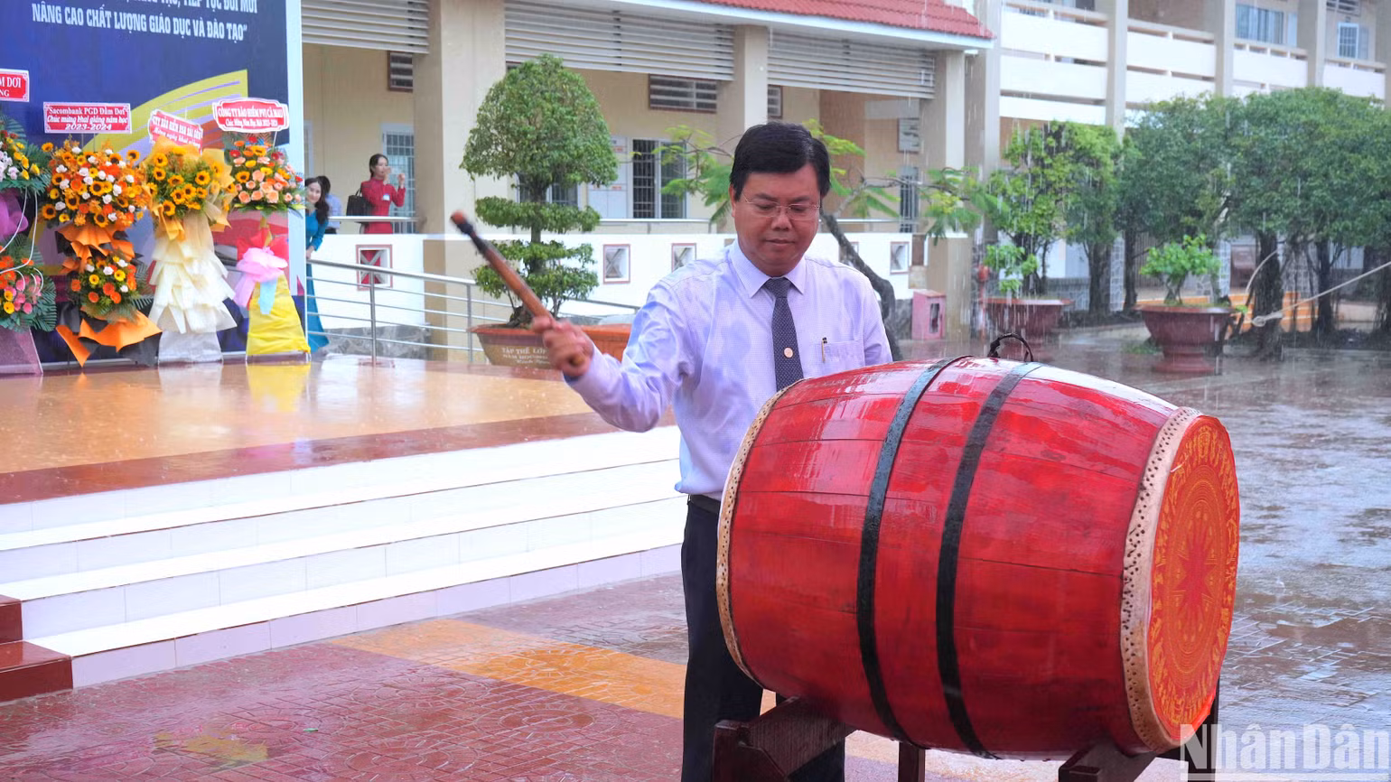 Đồng chí Ủy viên Trung ương Đảng, Bí thư Tỉnh ủy Cà Mau Nguyễn Tiến Hải đánh trống tựu trường nhân đến dự khai giảng tại Trường Trung học phổ thông Đầm Dơi.