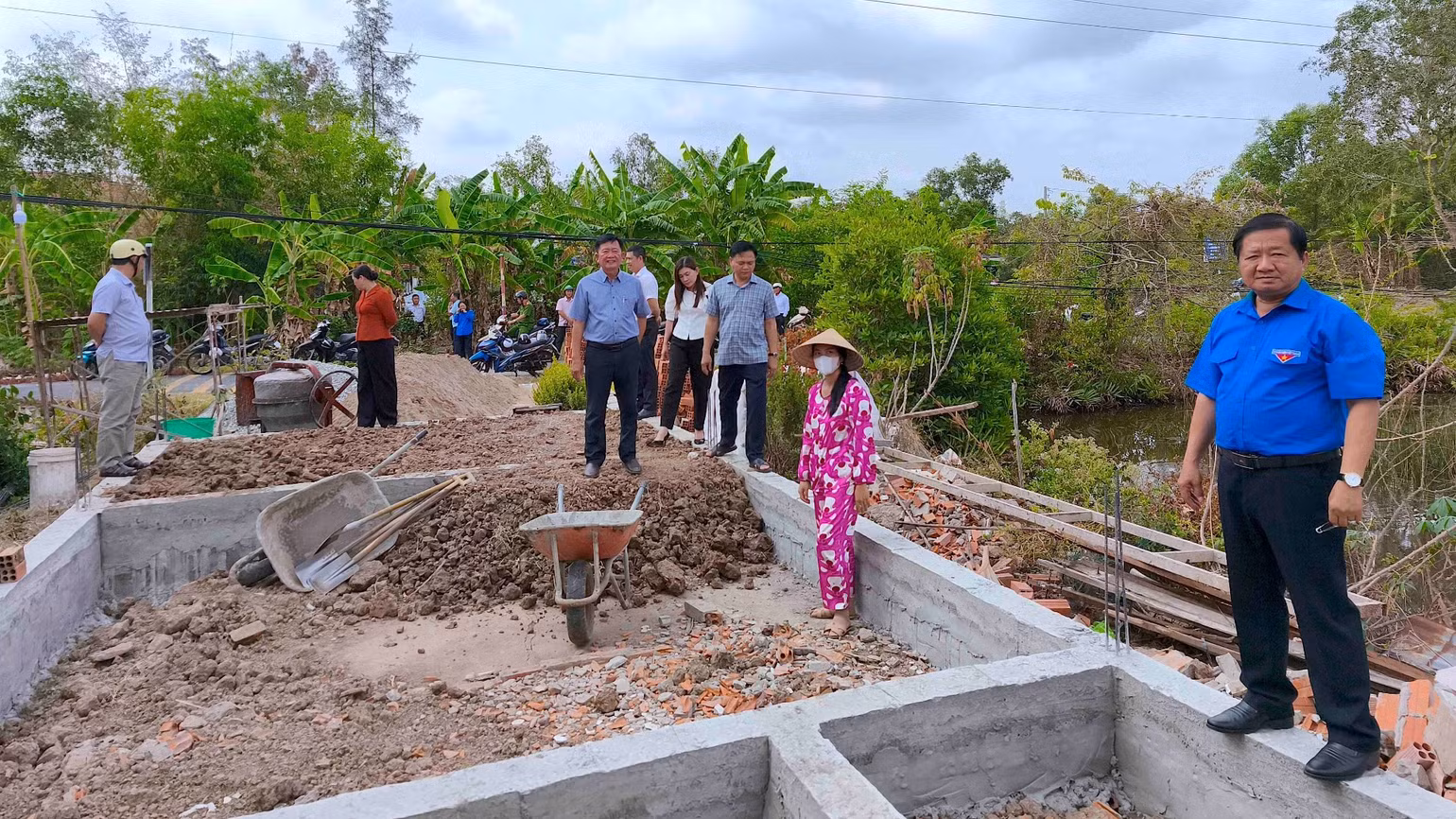 Xóa nhà tạm, nhà dột nát tại Cà Mau có sự chung tay của cộng đồng xã hội, góp phần nâng cao chất lượng nhà hỗ trợ. Xóa nhà tạm, nhà dột nát tại Cà Mau có sự chung tay của cộng đồng xã hội, góp phần nâng cao chất lượng nhà hỗ trợ.