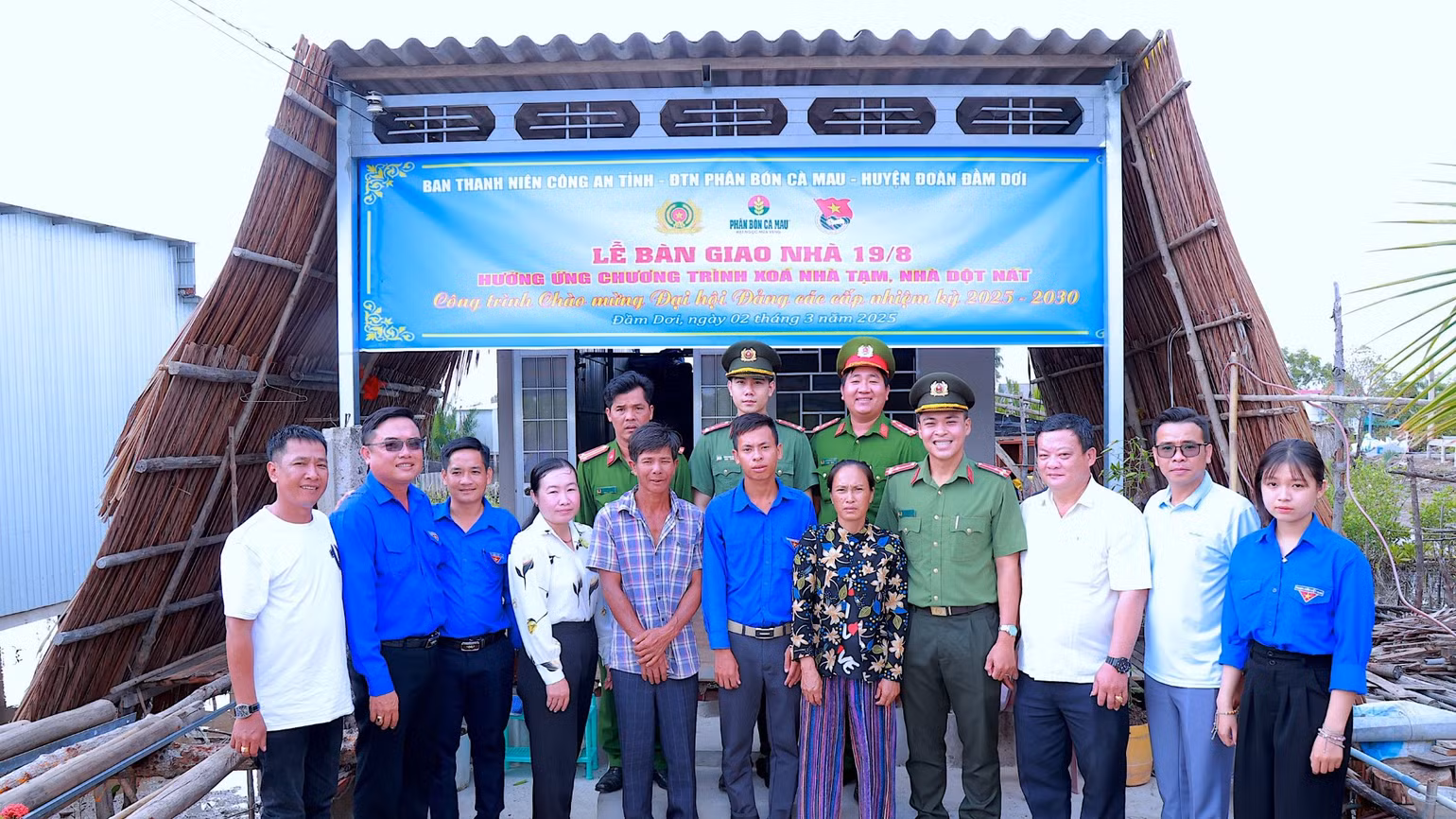 Công an tỉnh Cà Mau bàn giao nhà hỗ trợ cho người dân trên địa bàn huyện Đầm Dơi, tỉnh Cà Mau. Công an tỉnh Cà Mau bàn giao nhà hỗ trợ cho người dân trên địa bàn huyện Đầm Dơi, tỉnh Cà Mau.