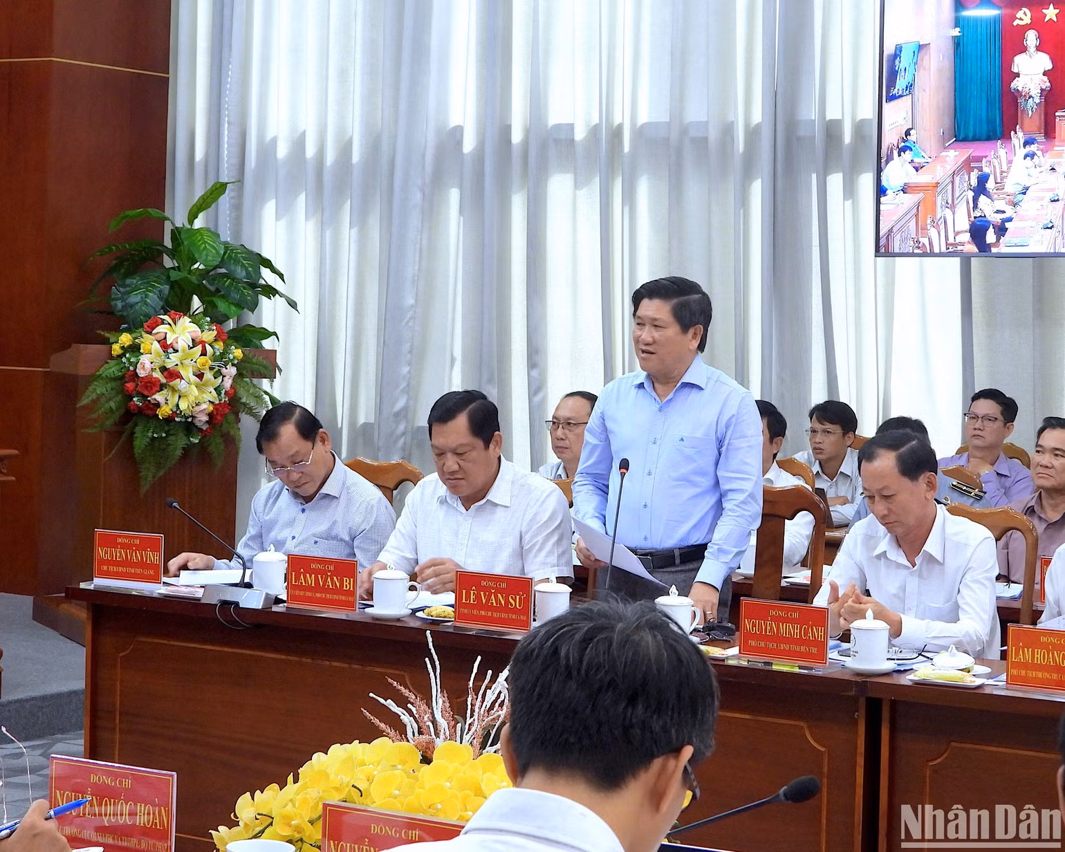 Phó chủ tịch Ủy ban nhân dân tỉnh Cà Mau Lê Văn Sử (đứng) chia sẻ cách làm hay và đề xuất một giải pháp về IUU.