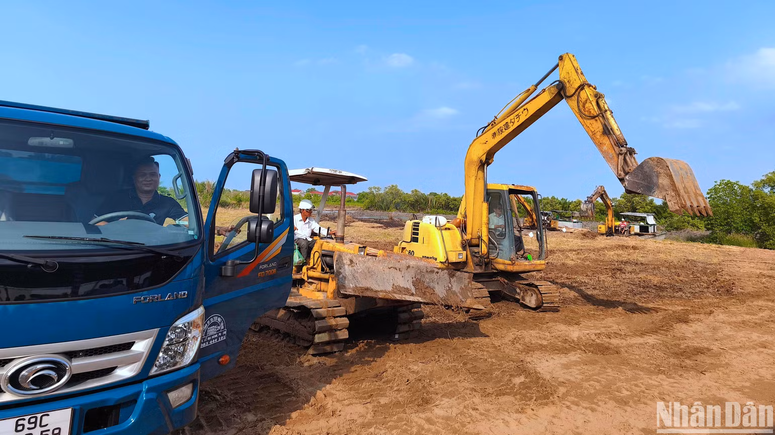 Lãnh đạo tỉnh Cà Mau yêu cầu nhà thầu huy động tối đa thiết bị, nhân lực…, hoàn thành dự án đúng tiến độ trong 10 tháng. Lãnh đạo tỉnh Cà Mau yêu cầu nhà thầu huy động tối đa thiết bị, nhân lực…, hoàn thành dự án đúng tiến độ trong 10 tháng.