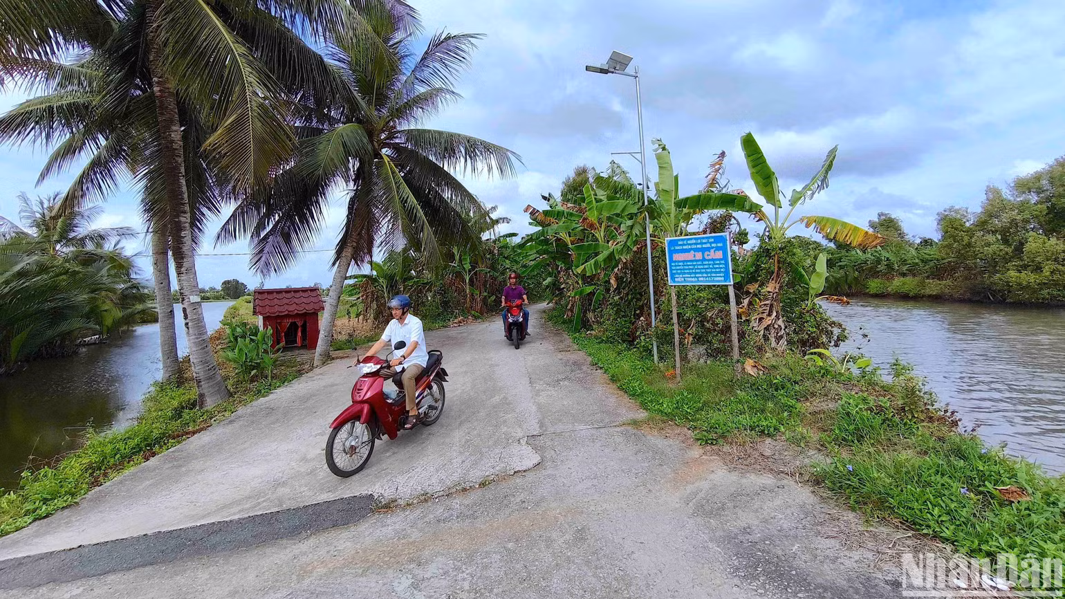 Hàng loạt biển cấm không được khai thác thủy sản bằng xung điện, kích điện được phổ biến tại các vùng nông thôn Cà Mau. Hàng loạt biển cấm không được khai thác thủy sản bằng xung điện, kích điện được phổ biến tại các vùng nông thôn Cà Mau.