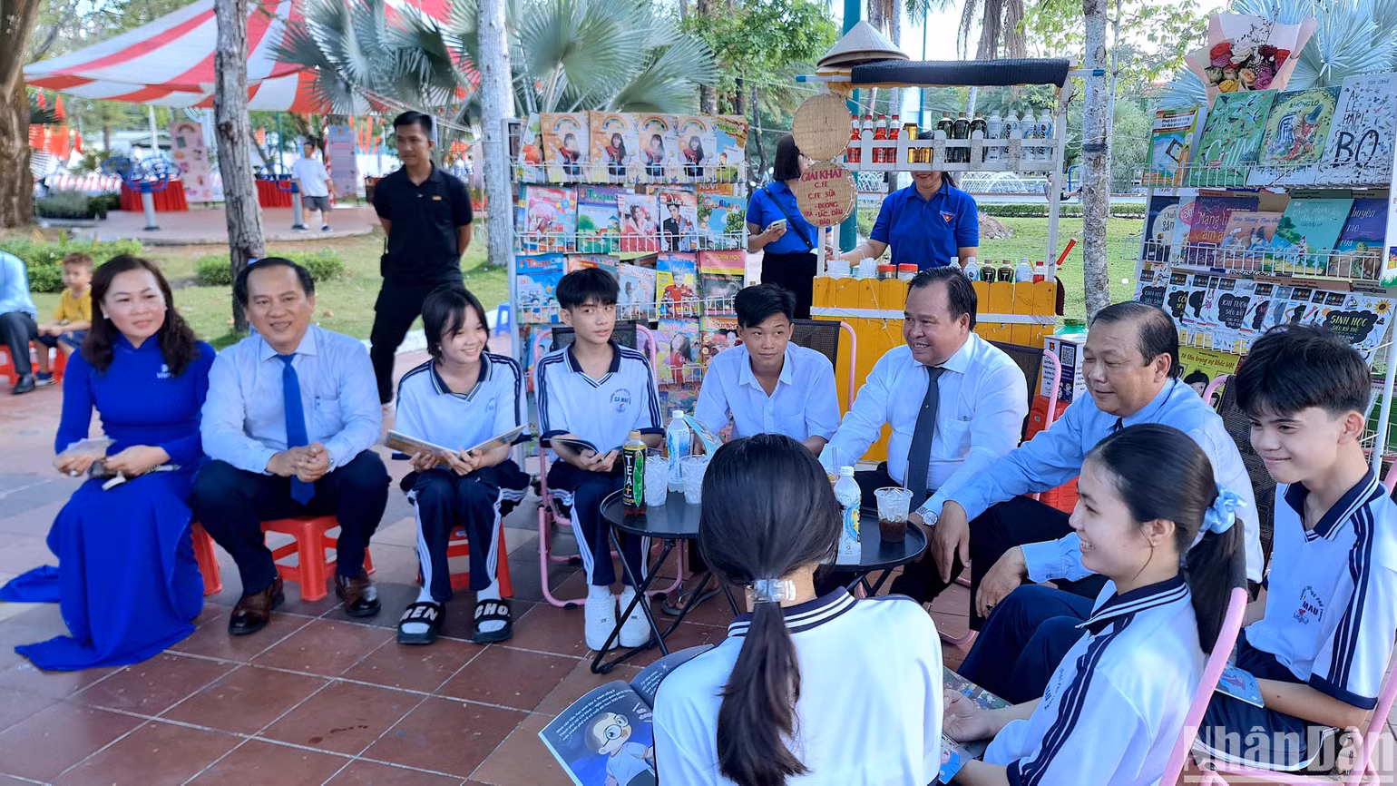Không gian giải khát kết hợp đọc sách nhằm gây quỹ tặng tủ sách cho học sinh trên cụm đảo Hòn Chuối, tỉnh Cà Mau có đông người đến ủng hộ. Không gian giải khát kết hợp đọc sách nhằm gây quỹ tặng tủ sách cho học sinh trên cụm đảo Hòn Chuối, tỉnh Cà Mau có đông người đến ủng hộ.