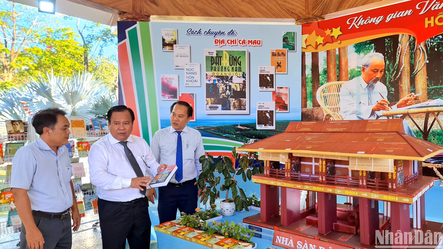 Không gian trưng bày sách và đọc sách của Thư viện tỉnh Cà Mau tại Ngày Sách và Văn hoá đọc khai mạc chiều 19/4. Không gian trưng bày sách và đọc sách của Thư viện tỉnh Cà Mau tại Ngày Sách và Văn hoá đọc khai mạc chiều 19/4.