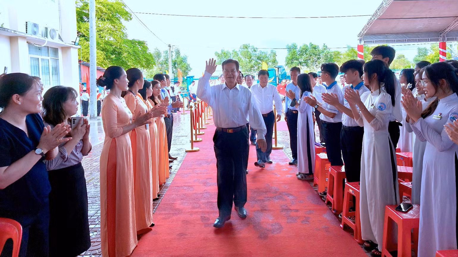 Nguyên Thủ tướng Chính phủ Nguyễn Tấn Dũng về dự khởi công nâng cấp Trường THCS-THPT Tân Bằng đạt chuẩn quốc gia.