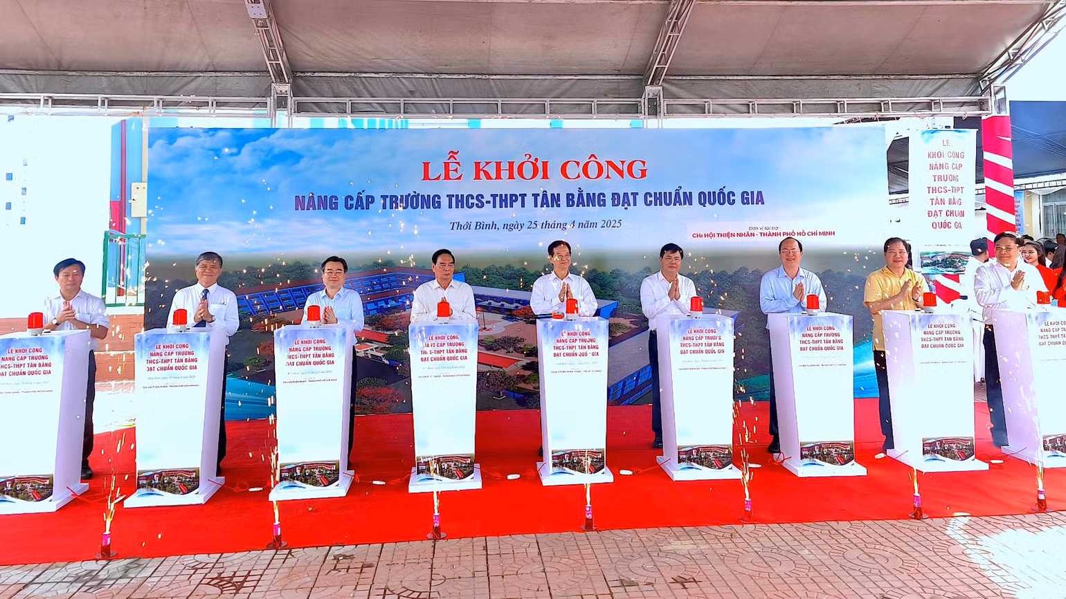 Nghi thức nhấn nút khởi công việc nâng cấp Trường THCS-THPT Tân Bằng đạt chuẩn quốc gia.