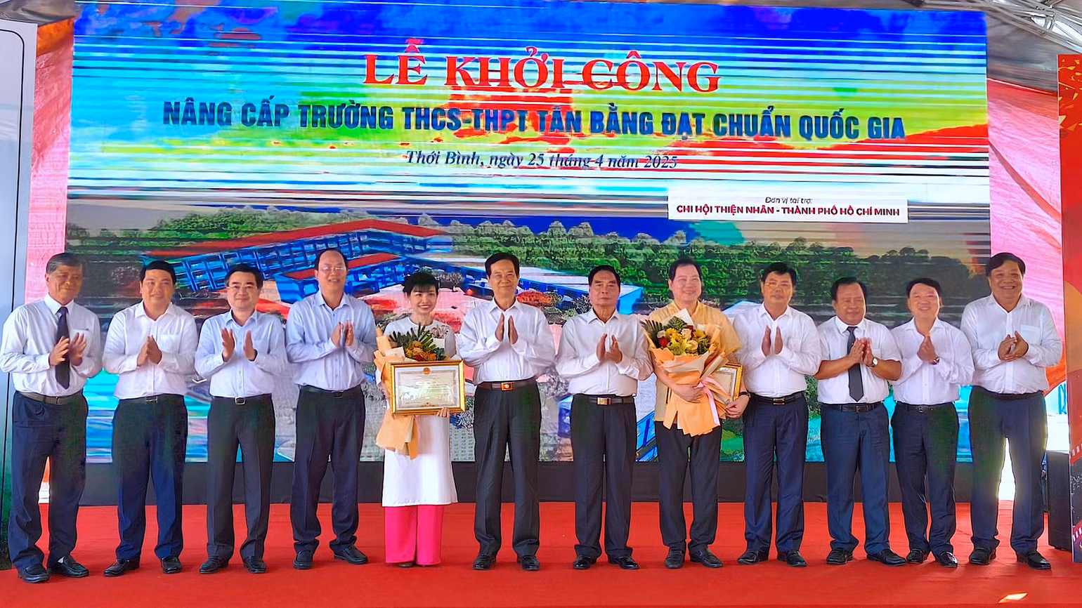 Đồng chi Nguyễn Tấn Dũng, Lê Hồng Anh (giữa) cùng lãnh đạo Thành ủy Thành phố Hồ Chí Minh, Kiên Giang và Cà Mau trao tặng Bằng khen cho tập thể và cá nhân đóng góp hỗ trợ nâng cấp Trường THCS-THPT Tân Bằng.