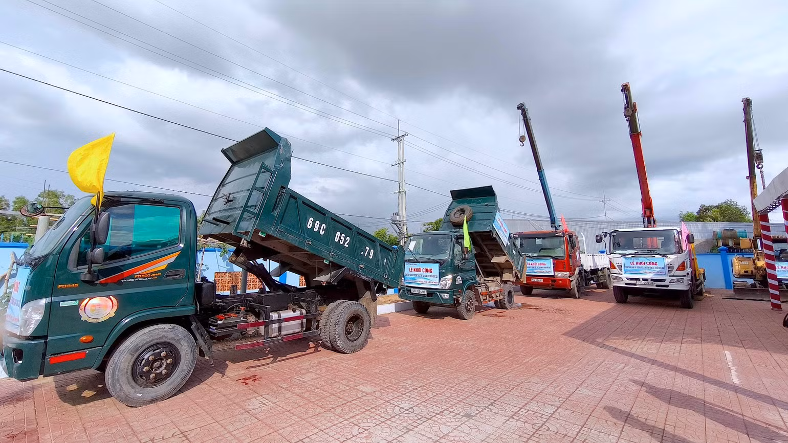 Máy móc, thiết bị phục vụ nâng cấp Trường THCS-THPT Tân Bằng tại lễ khởi công.