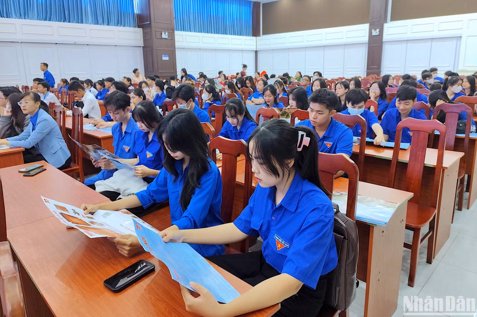 Phụ san Báo Nhân Dân về Cột cờ Hà Nội được tặng miễn phí cho giới trẻ tham dự tại hội thi phòng, chống tác hại thuốc lá tỉnh Cà Mau.